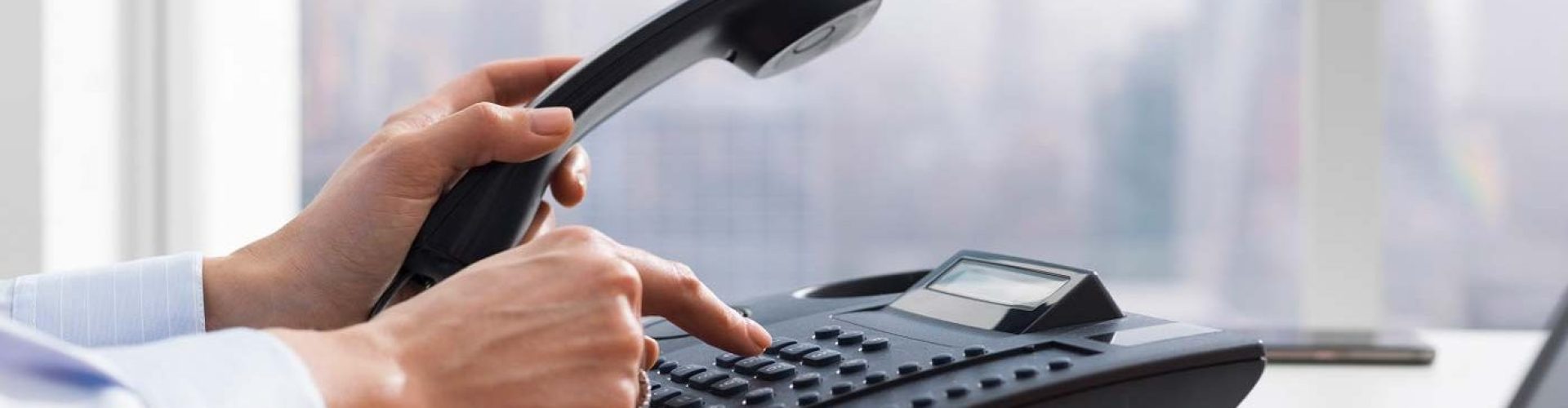 62bad55ed7d2e164c5805ba8_phone-hand